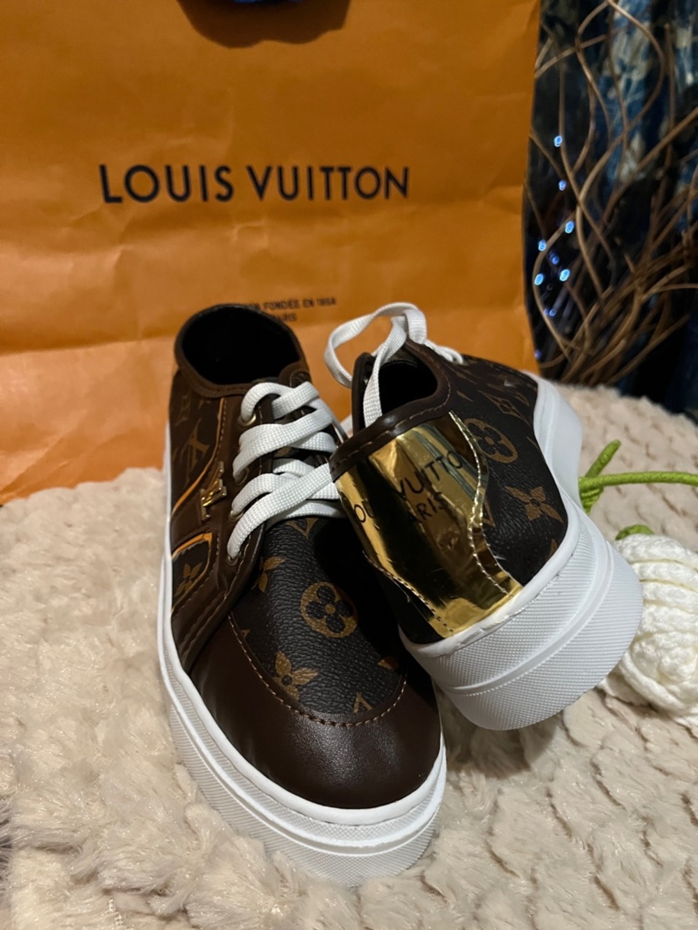 nwt Low-Top Sneaker - Picture 2 of 3